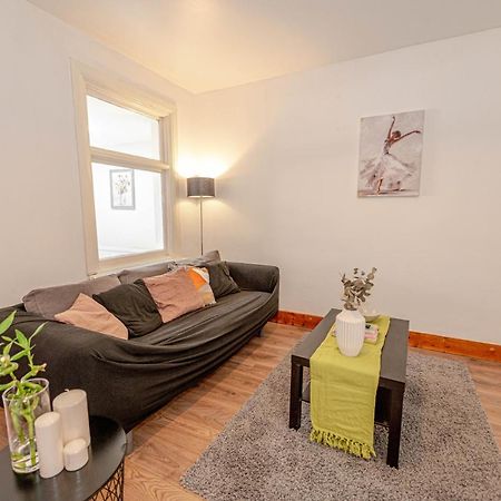 Beautiful 4 Bedrooms House, 7 Walk To Train Station Plumstead  Exterior foto