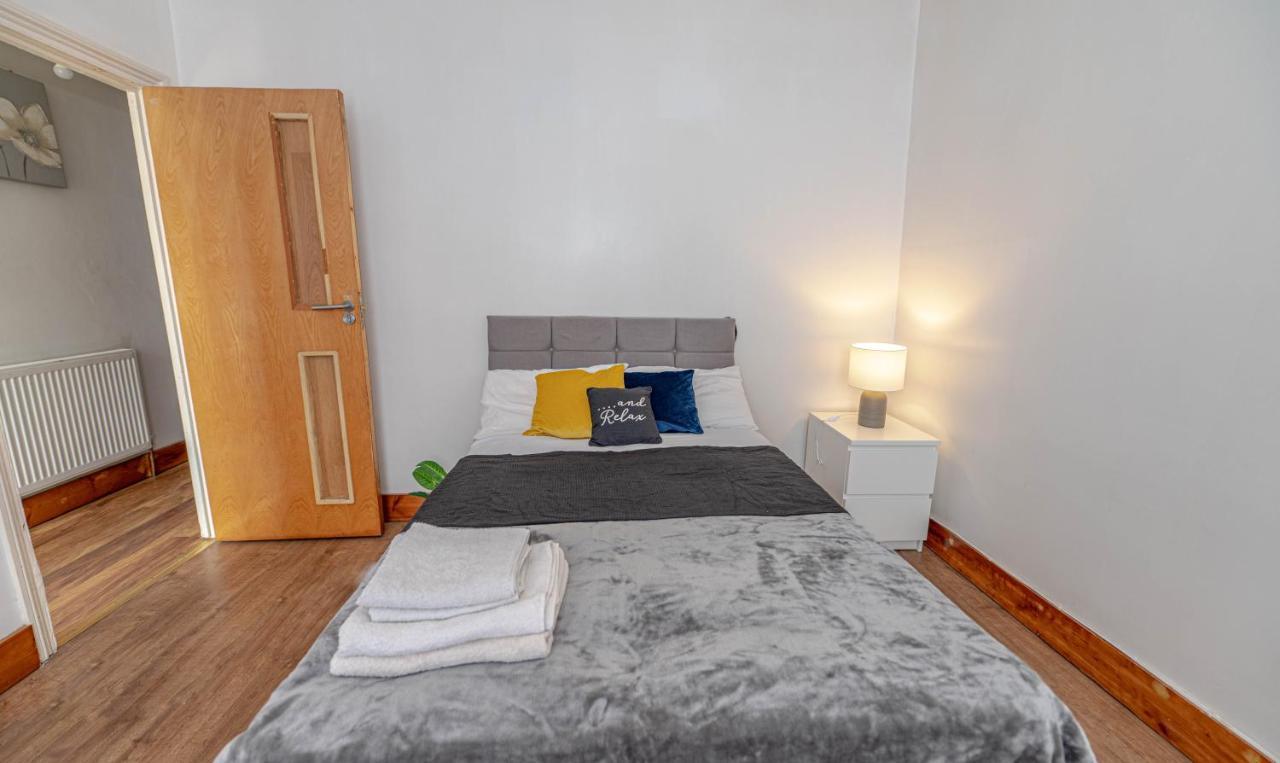 Beautiful 4 Bedrooms House, 7 Walk To Train Station Plumstead  Exterior foto