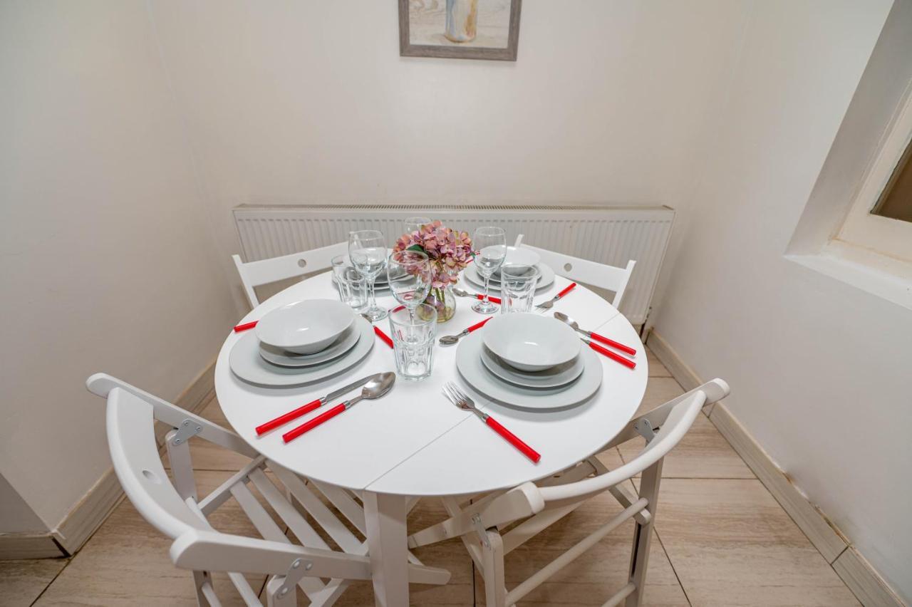 Beautiful 4 Bedrooms House, 7 Walk To Train Station Plumstead  Exterior foto