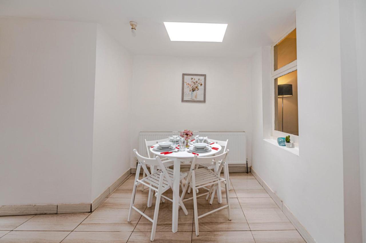 Beautiful 4 Bedrooms House, 7 Walk To Train Station Plumstead  Exterior foto