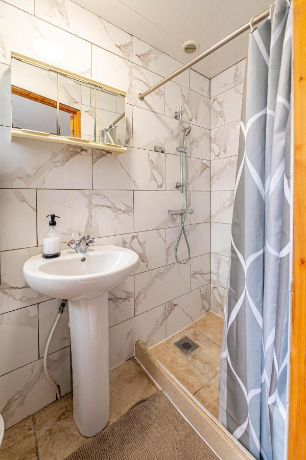 Beautiful 4 Bedrooms House, 7 Walk To Train Station Plumstead  Exterior foto