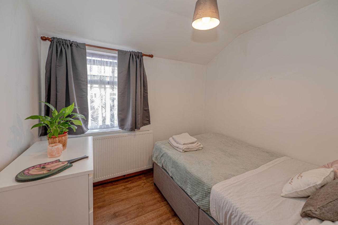 Beautiful 4 Bedrooms House, 7 Walk To Train Station Plumstead  Exterior foto