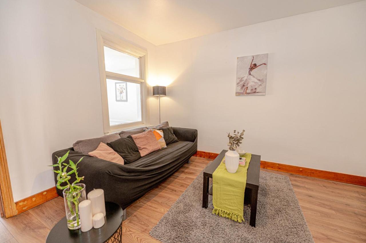 Beautiful 4 Bedrooms House, 7 Walk To Train Station Plumstead  Exterior foto