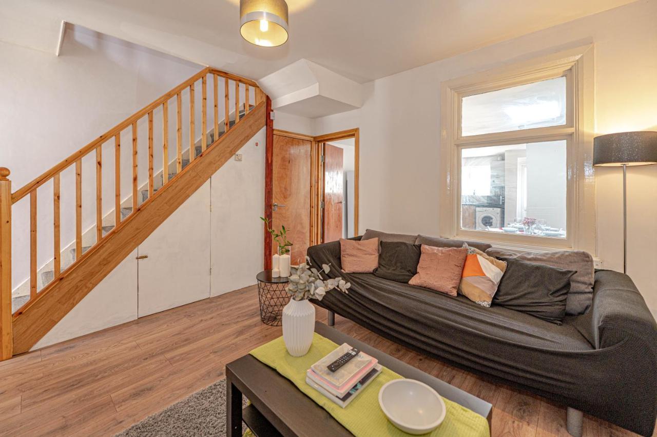 Beautiful 4 Bedrooms House, 7 Walk To Train Station Plumstead  Exterior foto