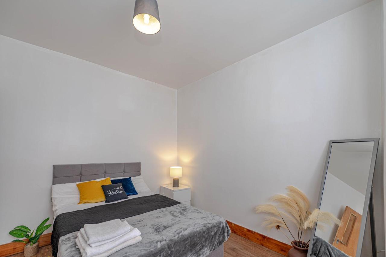 Beautiful 4 Bedrooms House, 7 Walk To Train Station Plumstead  Exterior foto