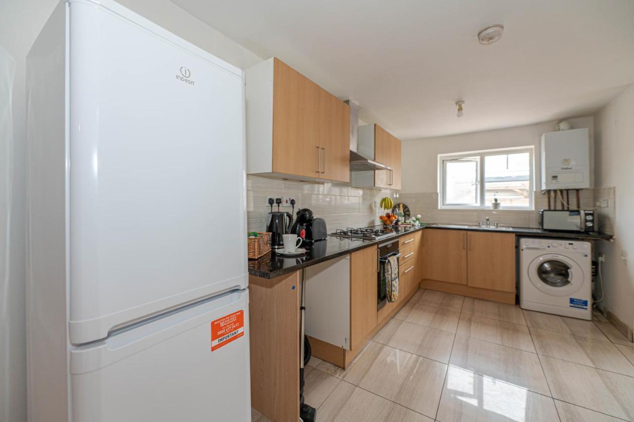 Beautiful 4 Bedrooms House, 7 Walk To Train Station Plumstead  Exterior foto